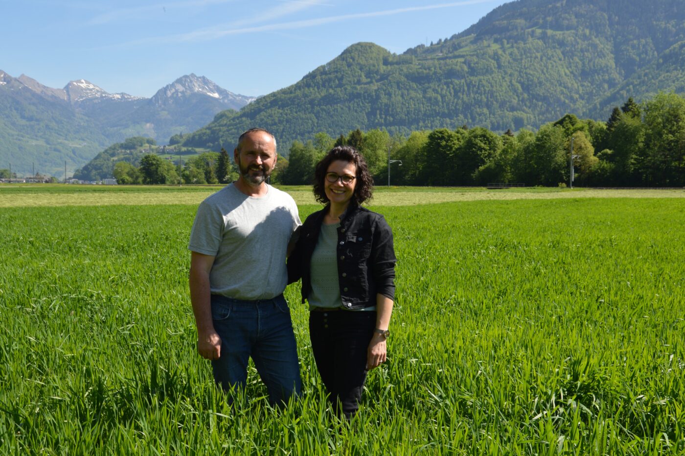 Silvia und Walter Schnyder umgeben von der nächsten Dinkelernte.