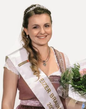 Alessia Sonderegger aus Flums wurde an der Swiss Classic in Brunegg zur neuen Braunviehkönigin gewählt. Bild: Hugo Studhalter, Braunvieh Schweiz