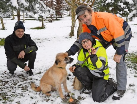 Schlossherr Andi Angehrn, Milou, Annette Weber mit gefundenem Trüffel und Werner Attinger (von links).