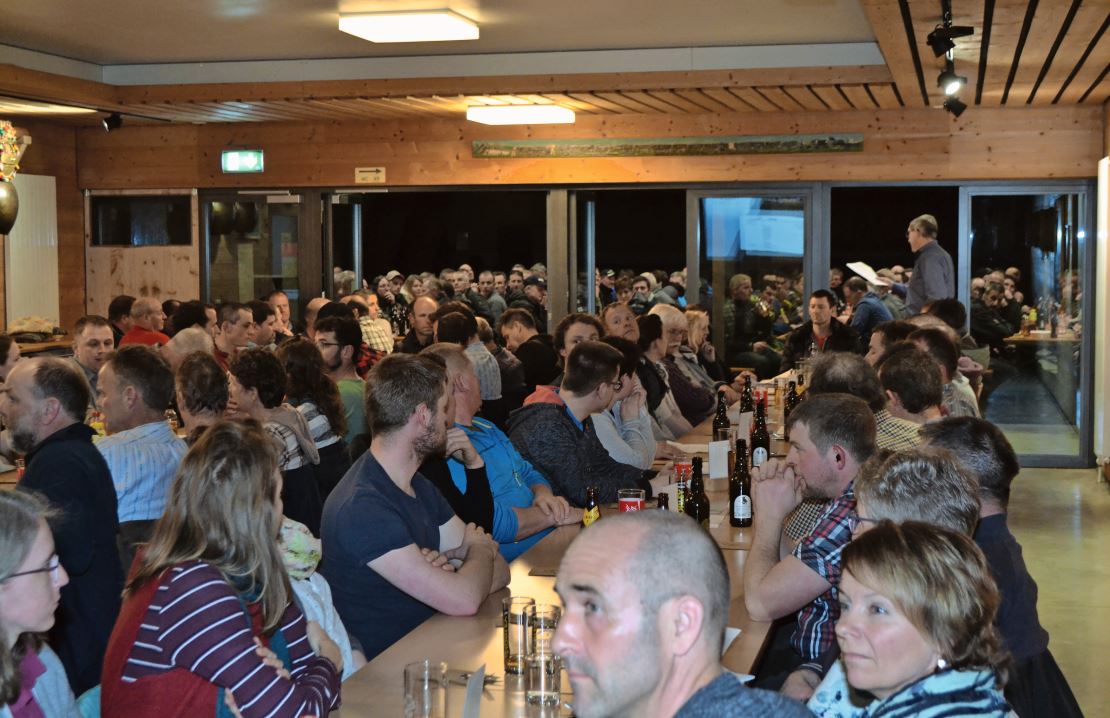 Volles Haus in der Toggenburger Markthalle und eine ungewohnte Versammlungsführung für Präsident Hansruedi Thoma.