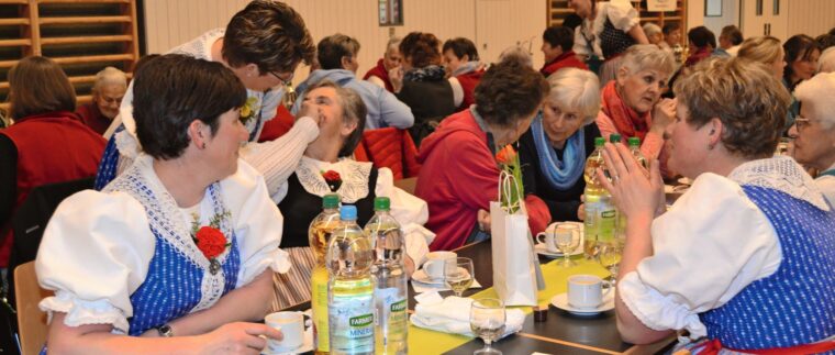 Hemberger Bäuerinnen unterhalten sich kurz vor Beginn der Tagung in der Mehrzweckhalle St. Peterzell.