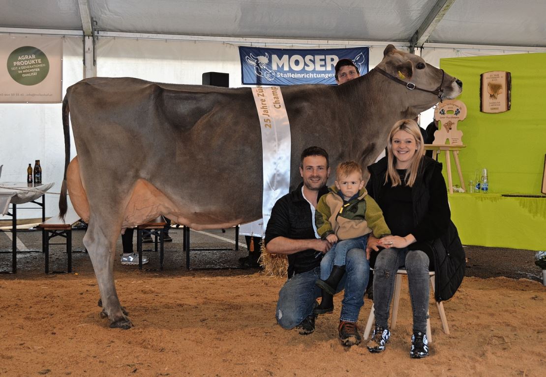 Die Champion 2023 Medina mit der Besitzerfamilie Josef Inauen aus Meistersrüte und Vorführer Manuel Inauen.