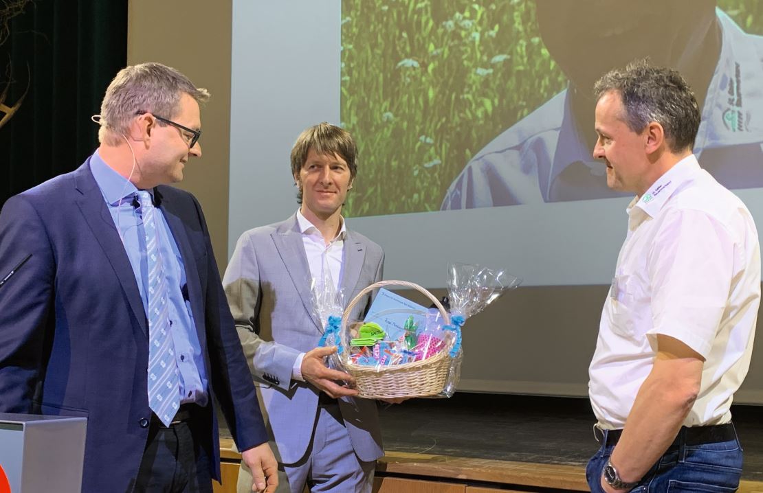 Peter Nüesch, Präsident, und Mathias Rüesch, Geschäftsführer, verabschieden Fredi Mosberger, der als Vizepräsident zurücktritt.