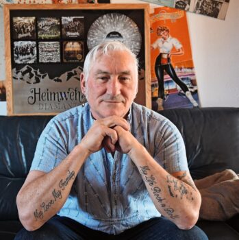 Fredi Koller zeigt seine Tattoos – «My Love My Family» sowie «My Life Rock 'n' Roll».