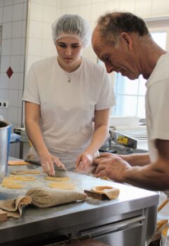 In der Backstube der Bäckerei Motzer werden die Chrempfli hergestellt.