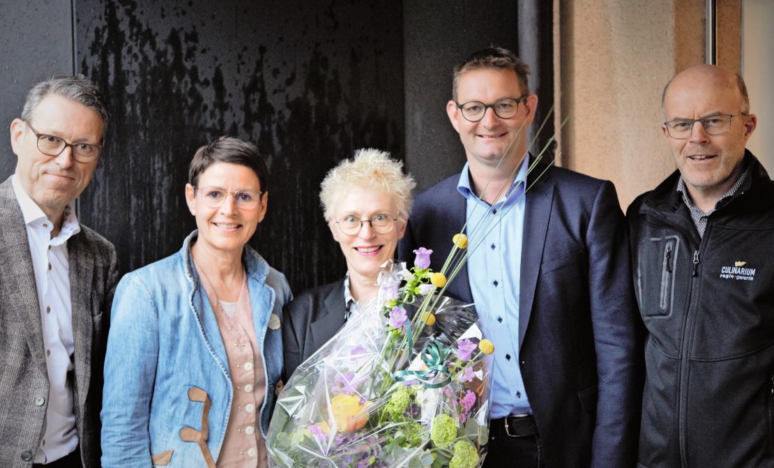 Gabriela Manser (Mitte) wurde von Martin Angehrn, Elisabeth Federer, Peter Nüesch und Urs Bolliger aus dem Vorstand verabschiedet (von links). Bild: zVg.