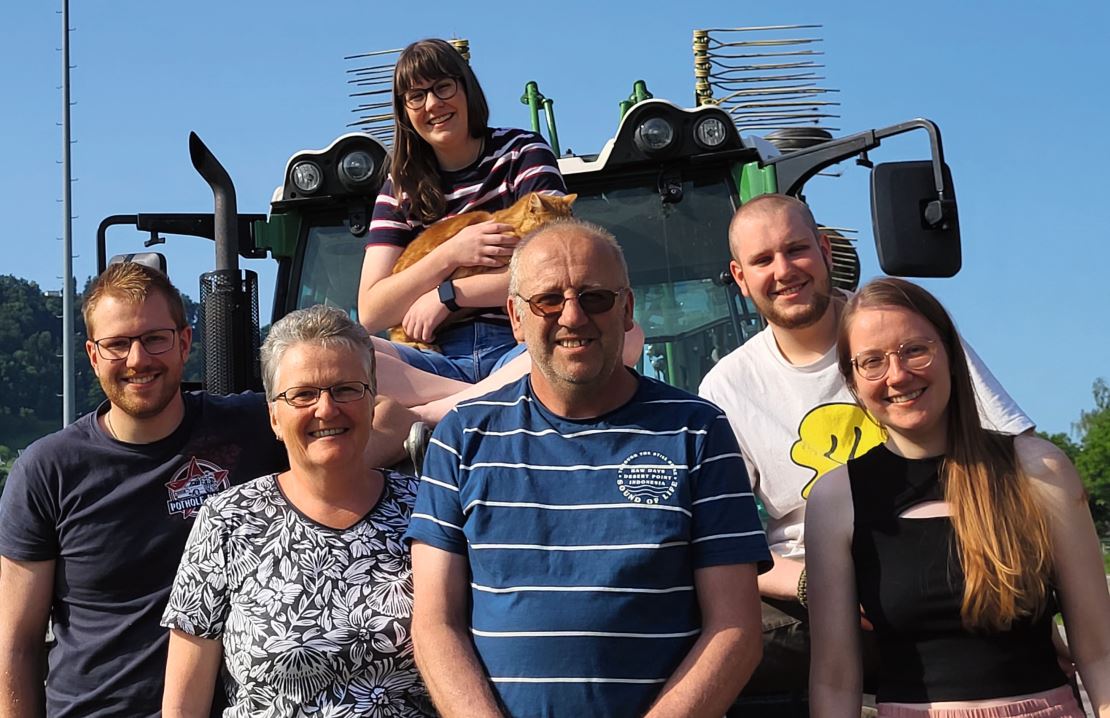 Anna Zürn (oben) mit ihrer Familie: Dominik, Judith, Benno, Marcel und Sonja Zürn (von links).