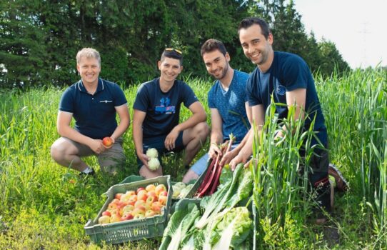 Die vier jungen Agronomen Adrian Frick, Maxime d'Autheville, Sylvain Noël und Janosch Gerber (von links) wollen Food Waste verhindern. Bild: zVg.