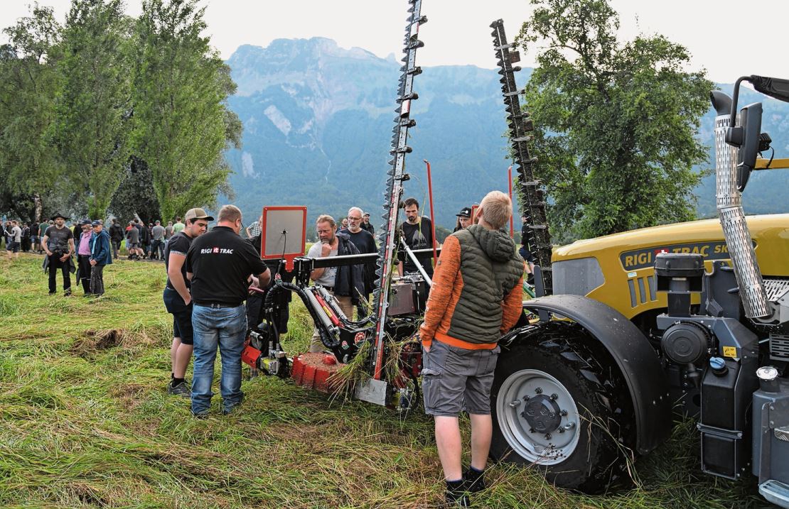 Grosses Interesse für das Doppelmessermähwerk im Einsatz.