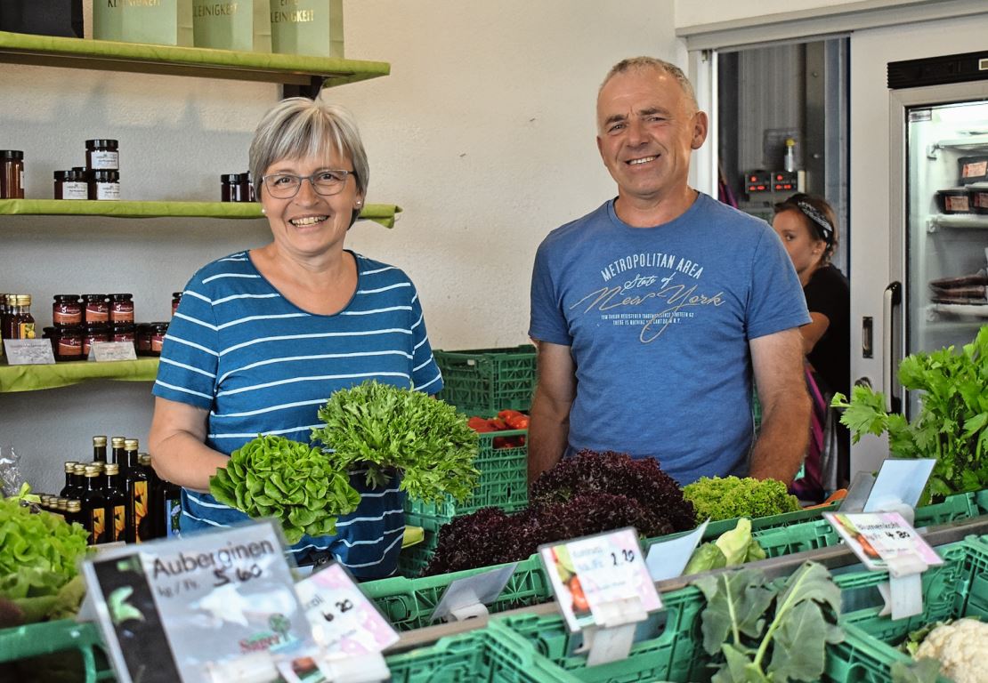 Silvia und Ivo Sager im Hofladen.