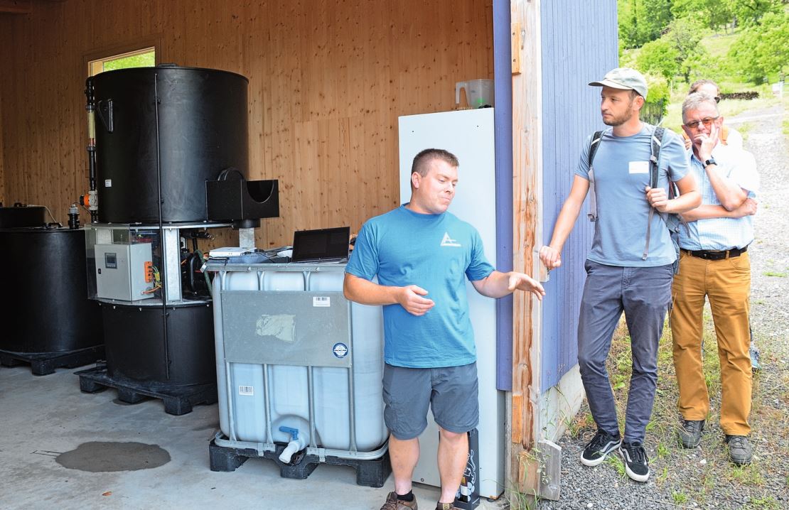 Andreas Ackermann erklärte den Einsatz des Pestizidabscheiders mit Aktivkohle: Die Anlage steht am Staatswingert in Frümsen.