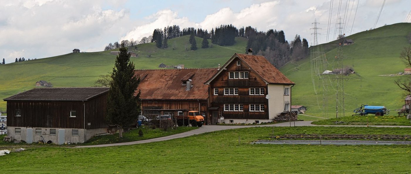 Der Hof der Familie Fässler in Appenzell-Meistersrüte, ganz rechts das Kräuterfeld.