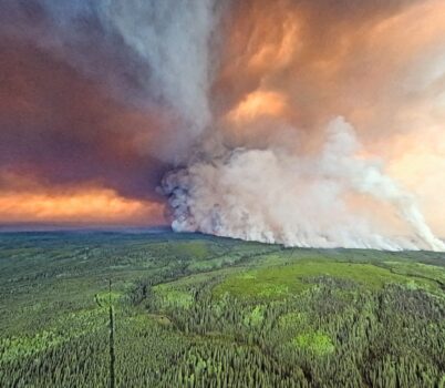 In Donnie Creek wütet das Feuer. Bilder: B. C.Wildfire Service