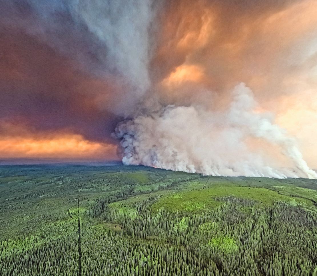 In Donnie Creek wütet das Feuer. Bilder: B. C.Wildfire Service