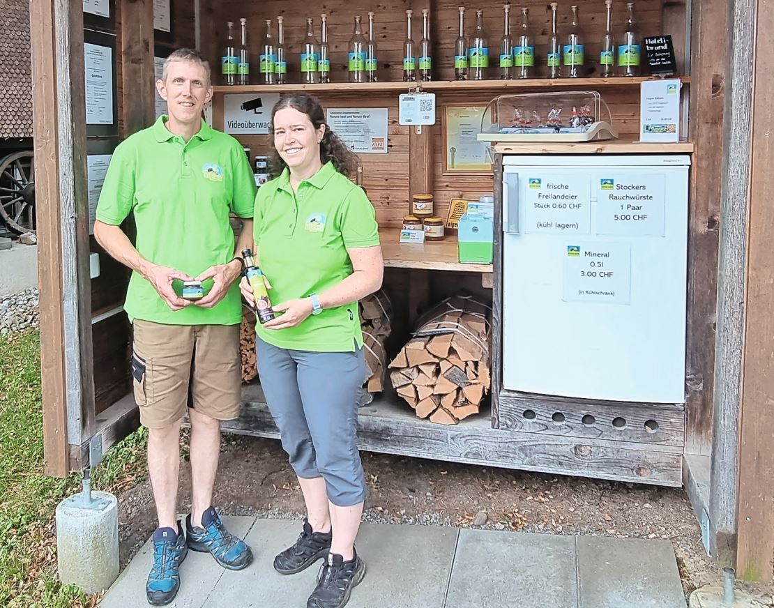 Stephan und Andrea Stocker vor dem Hofladen.