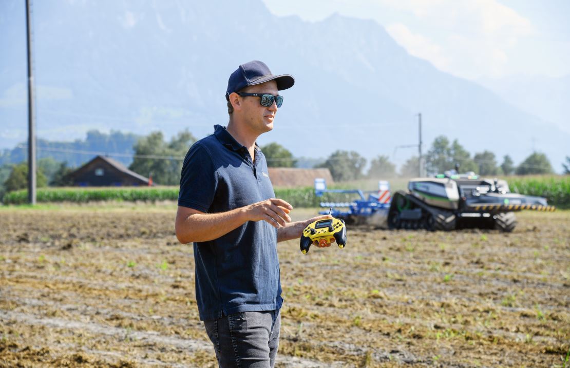 Joel Mosimann von der Sevra Suisse AG stellte in Salez den Roboter vor.