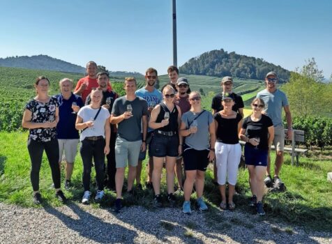 Ein Gruppenfoto im Rebberg.