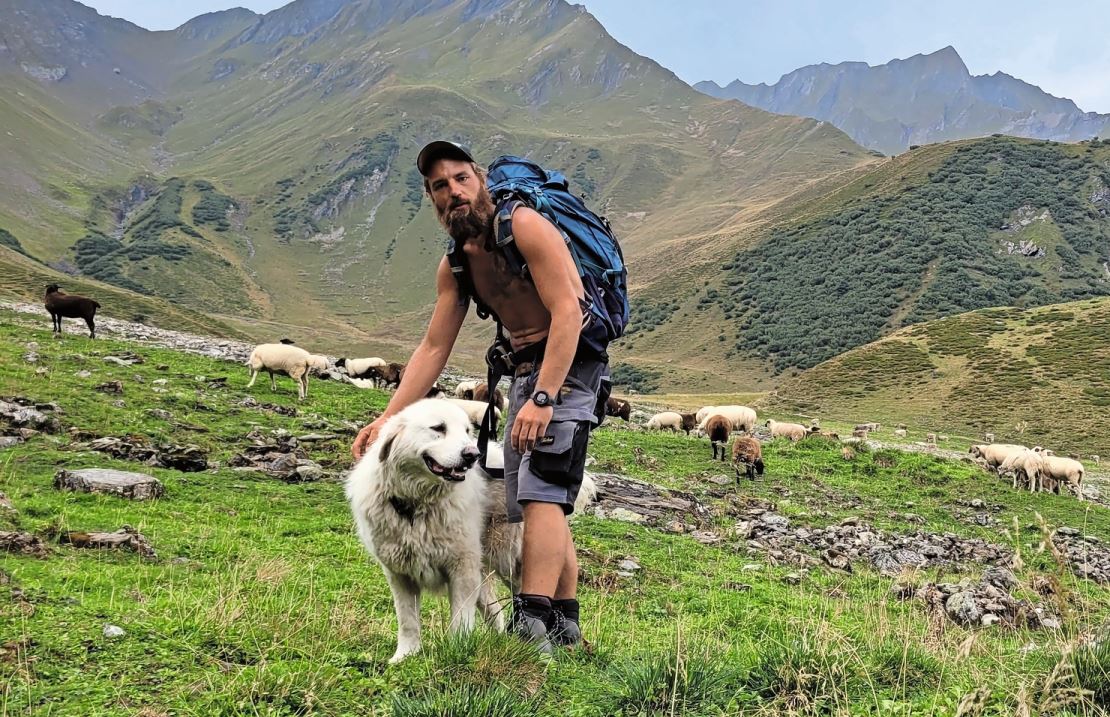 Hirt Sigi mit einem der Herdenschutzhunde. Die Wolfsangriffe in dieser Saison waren zahlreich.