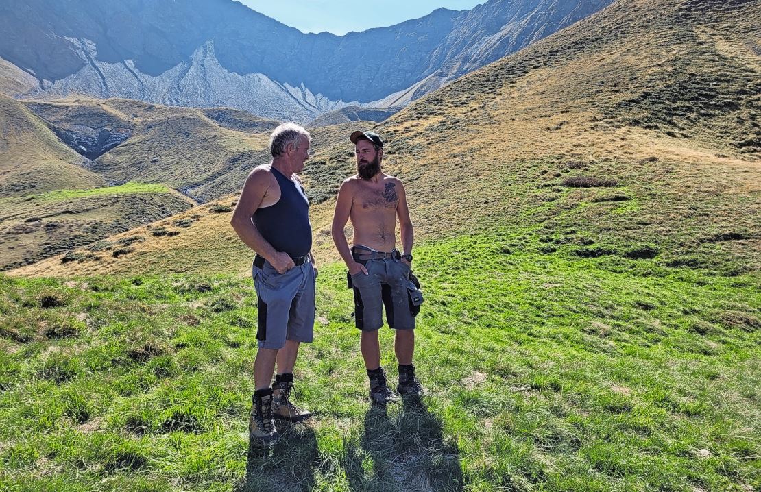 Markus Eggenberger und Hirt Sigi besprechen die bevorstehende Alpabfahrt.