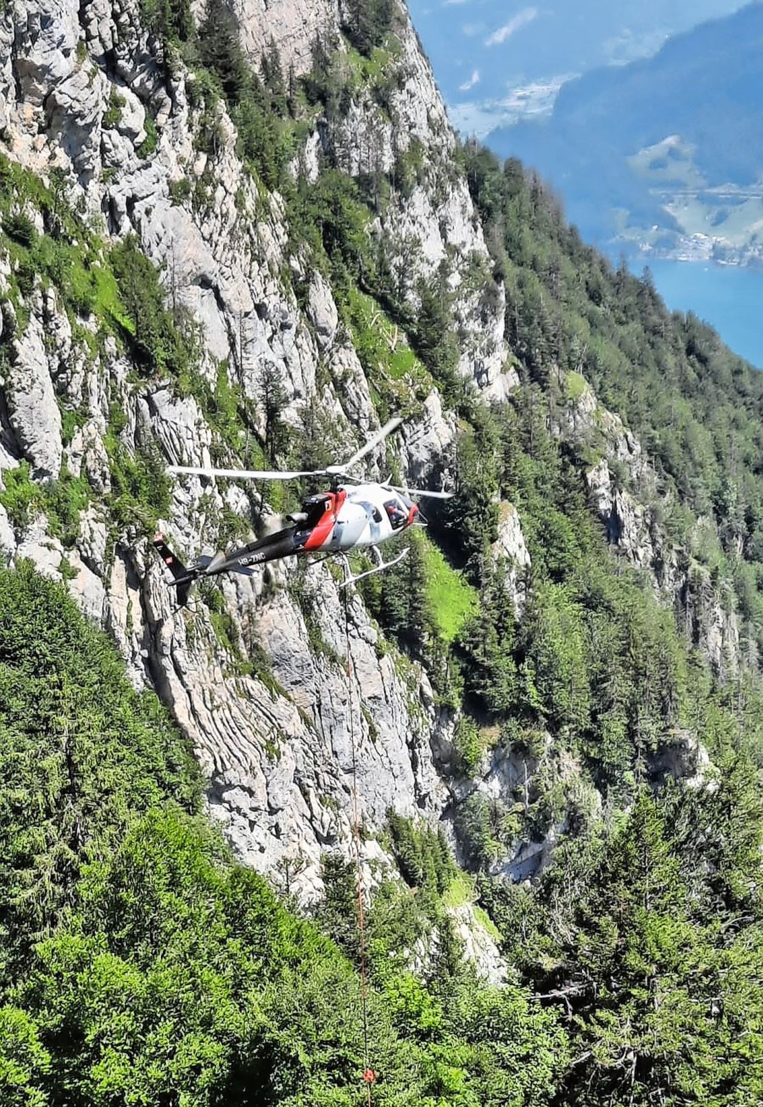 Mit dem Heli wird das Heu ins Tal geflogen.