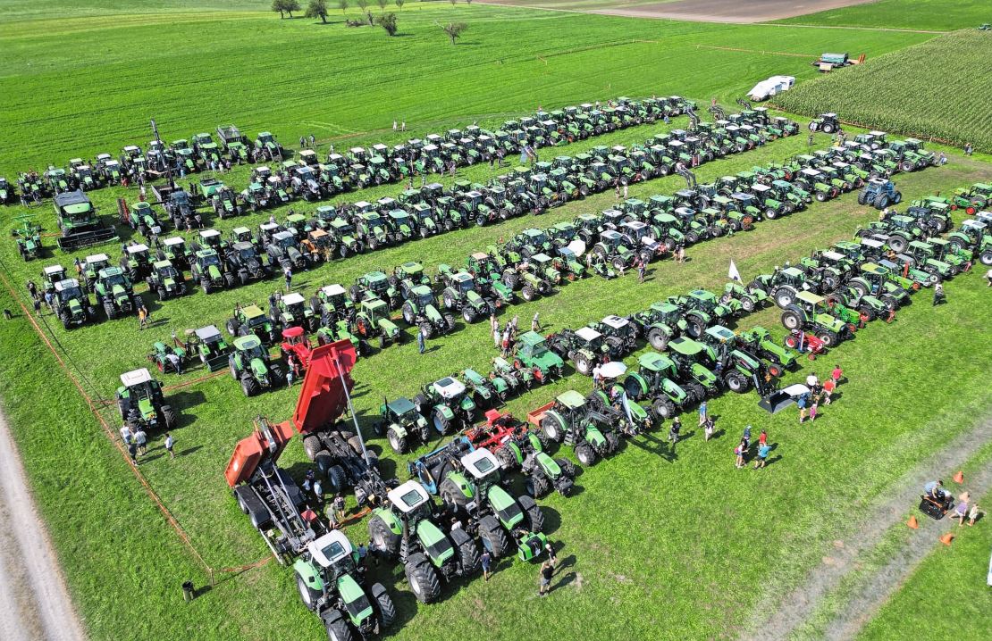 Aus der Vogelperspektive sieht man das Ausmass der Veranstaltung. Deutz-Traktoren, wohin das Auge reicht. Bild: zVg.