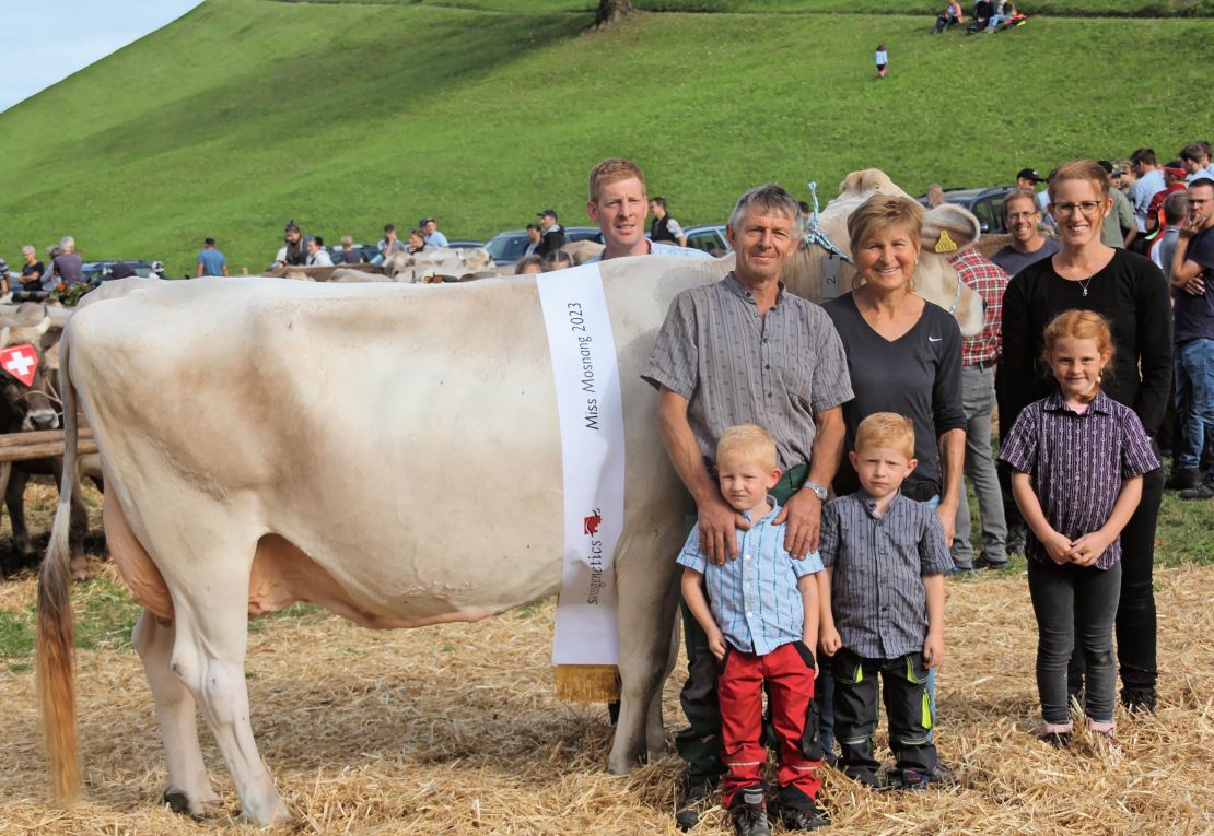 Die Generationengemeinschaft Ruedi und Remo Fässler stellte die Miss Mosnang.