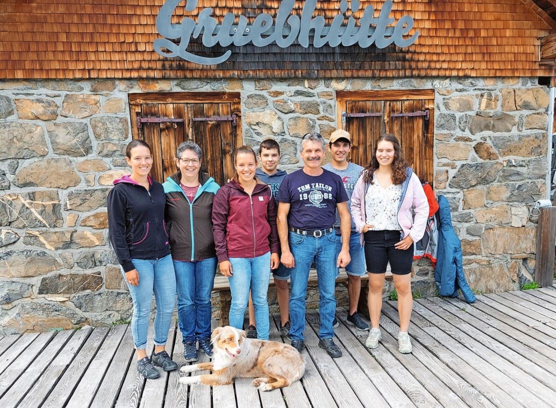 Die Eltern Diana und Albert Steger mit ihren drei Töchtern und den zwei Söhnen auf der Alp. Bild: zVg.