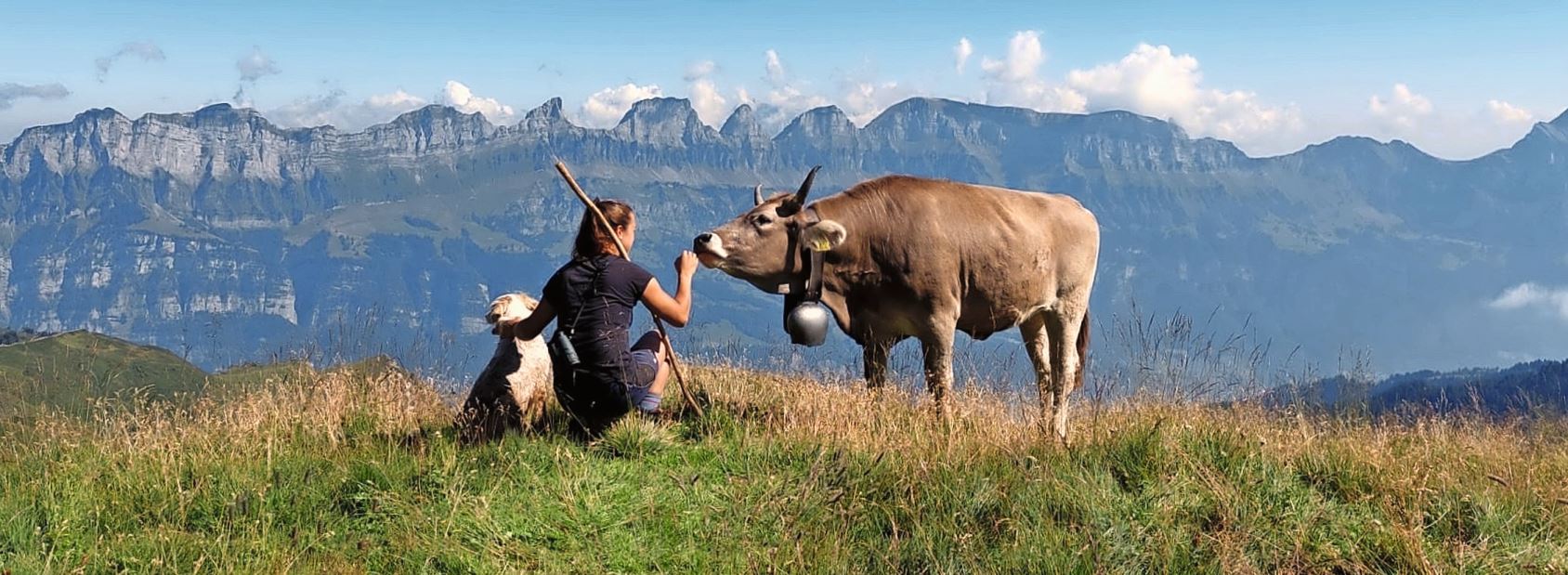 Christel Steger geniesst mit ihrer Hündin Joy den Sommer auf der Alp. Bild: zVg.