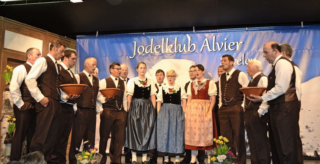 Auftritt des Jodelklubs Alvier, Sevelen, Beichle-Jutz mit Talerschwingbecken.