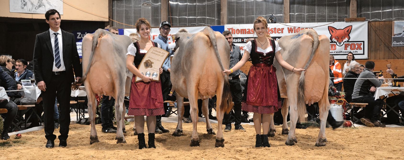 Das Siegertrio Schöneuter Ältere, flankiert von Richter Paul Caduff und den Ehrendamen Lena und Lara Sprecher.