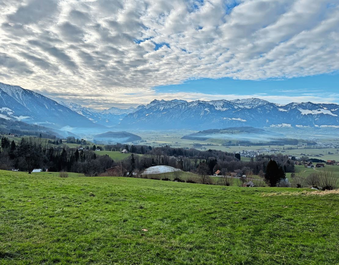 Rauchentwicklung in der Linthebene durch drei Feuer im Februar dieses Jahres. Zu sehen ist auch ein Kaltluftsee. Bild: zVg.