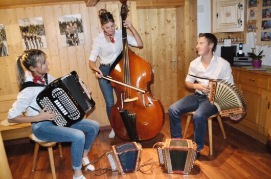 Nadja, Luzia und Marcel Vetsch (von links) bei einer Probe im Elternhaus.