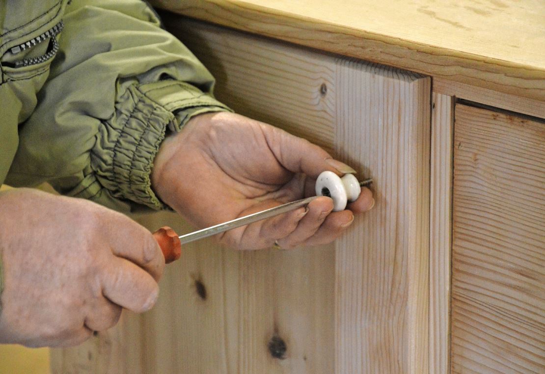 Nebst dem Renovieren von alten Möbeln fertigt Claudia Helbling auch neue Möbel aus altem Holz an.