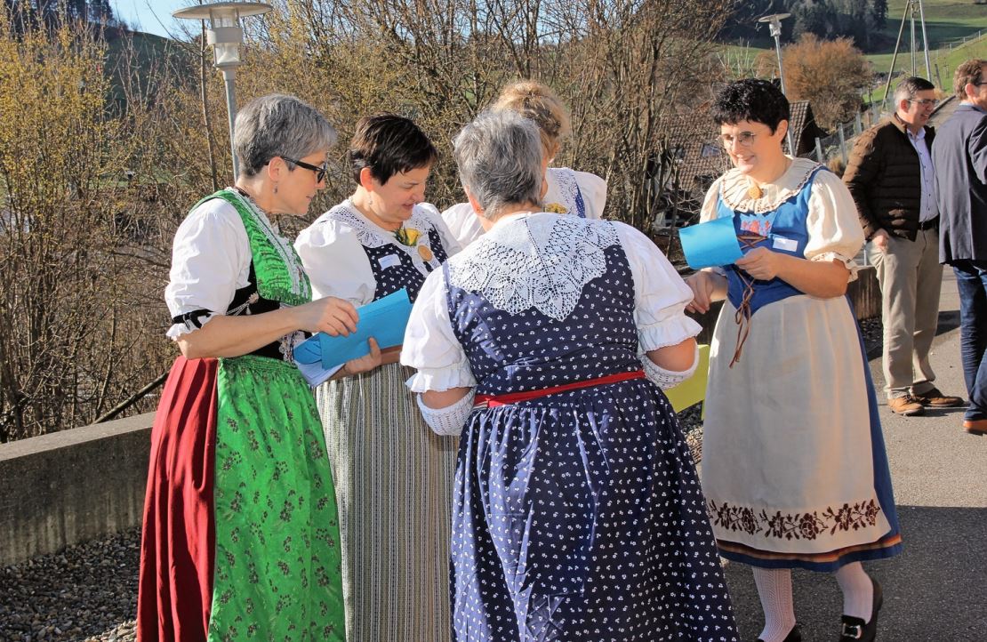 Vor der Versammlung steckte der Vorstand nochmals die Köpfe zusammen.