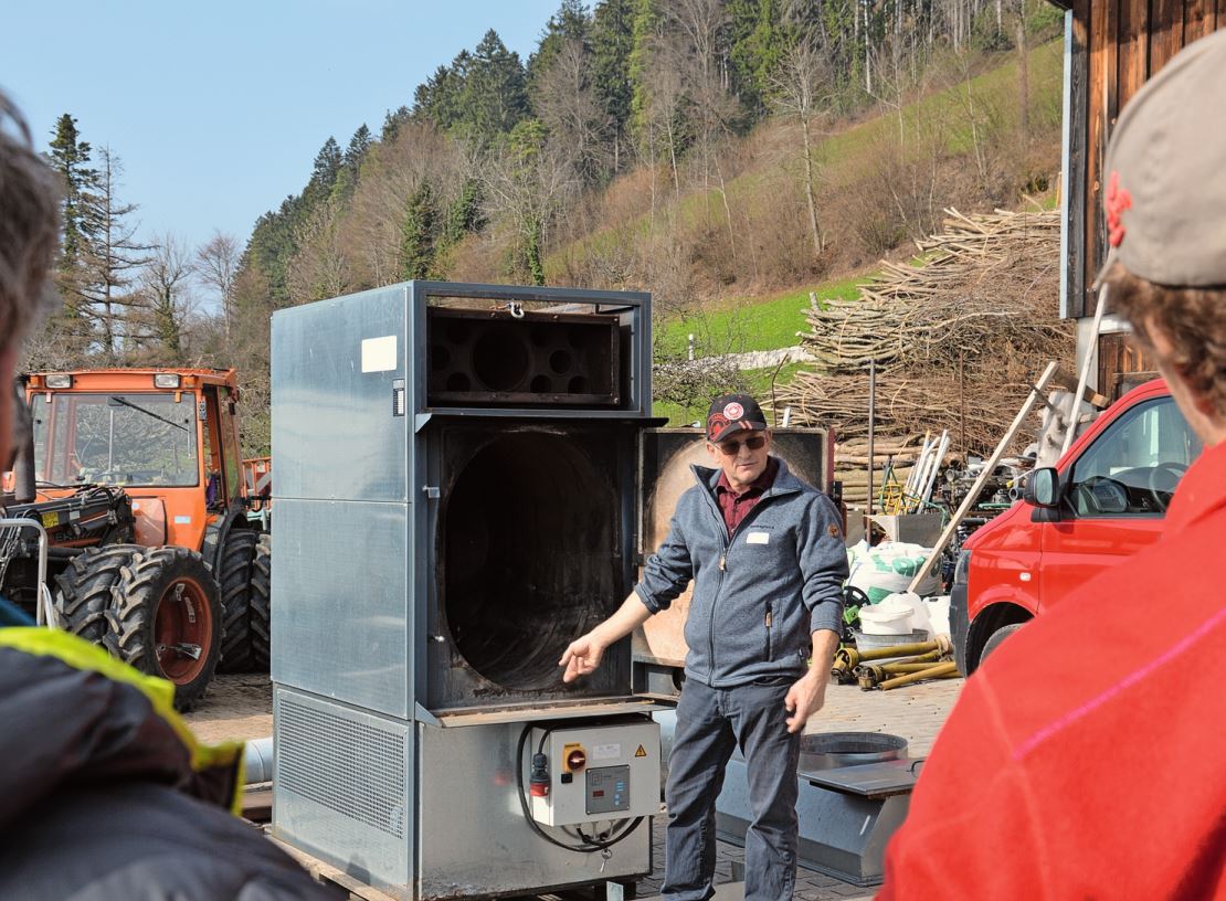 Konrad Dietziker setzt bewusst auf einen Holztrocknungsofen vor der Heubelüftung, da er eigenen Wald besitzt.