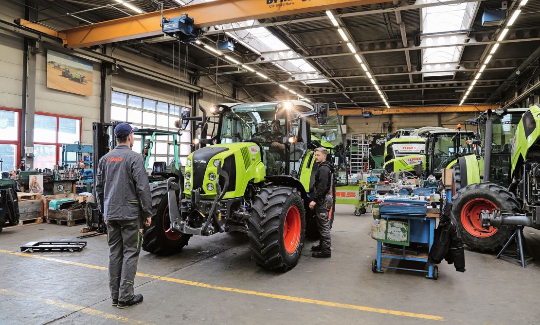 Teamarbeit beim Kontrollieren der Scheinwerfer.