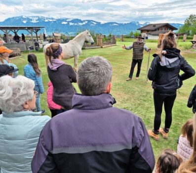 Wissensvermittlung im Gehege der Pferde. Guido Anderegg stellt sich den Fragen der Gäste. Bilder: Gabi Corvi