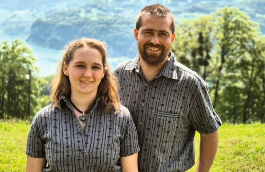 Monika und Daniel Gmür empfingen die Linth-Tour-Gäste auf ihrem Hof in Weesen.