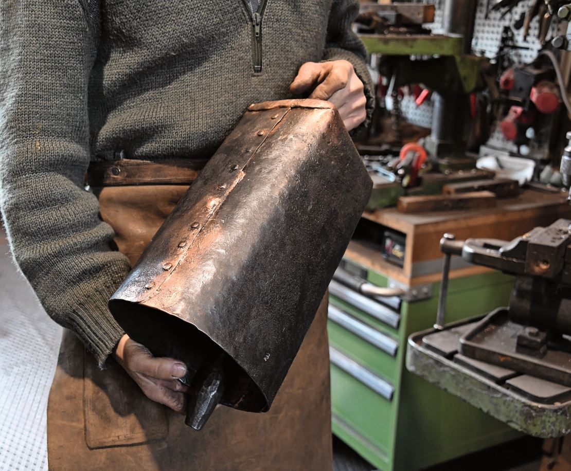 René Soller hat die älteste Glocke der Schweiz nachgeschmiedet – die Original-Gallusglocke, die im Chorraum der Kathedrale St. Gallen hängt.