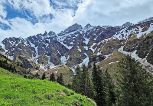 Auf der Rinderalp liegt noch Schnee.