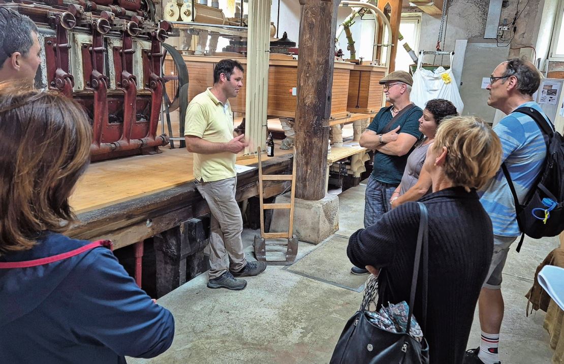 Das historische Erbe lebt weiter. Christian Bruhin erklärt die Funktionsweise der alten Mehlmühle.