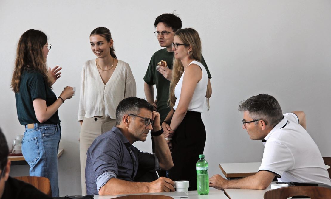 Rege Diskussionen während der Pause. Frauen waren gut vertreten.