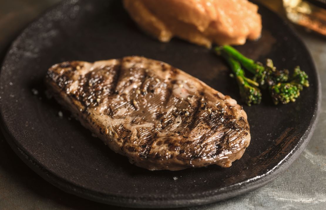 Von einer Zelle zum Stück Fleisch: Ein Prototyp eines von Aleph Farms im Labor kultivierten Ribeye-Steaks. Bild: Aleph Farms