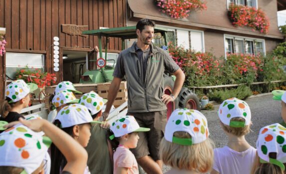 Roman Stüdli empfängt in der Mostzeit Schulklassen auf seinem Hof in Flawil. Bilder: Trägerverein Culinarium