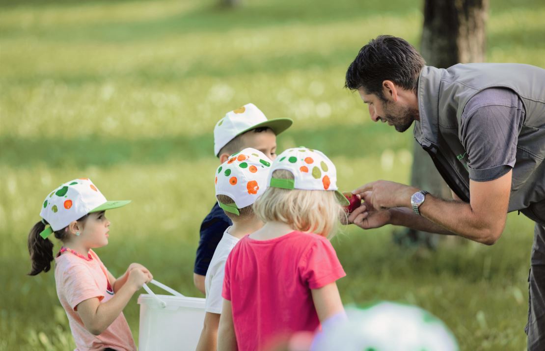 Während des Aufsammelns der Äpfel vermittelt Roman Stüdli den Kindern immer wieder wertvolle Infos.