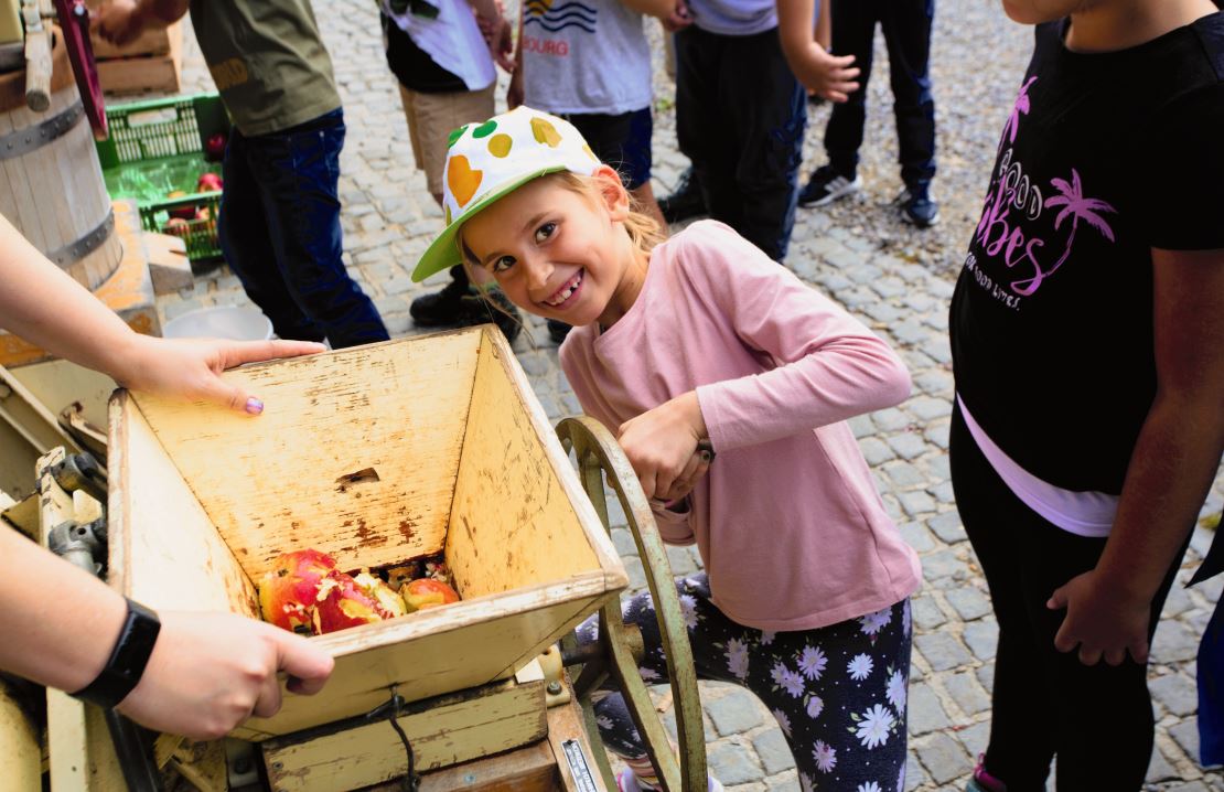 Bevor die Äpfel in die Presse kommen, werden sie zerkleinert.