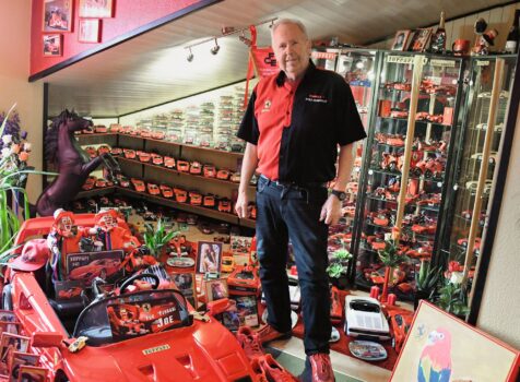 Joe Kaiser steht bei seiner Ferrari-Sammlung in seinem Schlafzimmer.