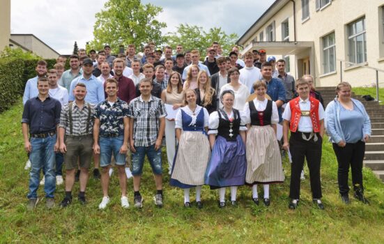 Fröhliche Gesichter für das Abschlussbild. Die Landwirtinnen und Landwirte EFZ feierten ihren Abschluss. Bild: zVg.