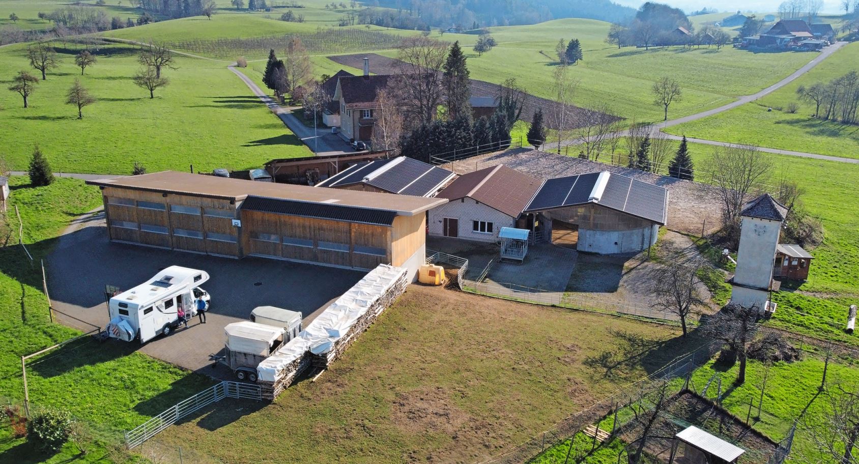 Stellplätze auf Bauernhöfen sind beliebt, aber eher rar. Das Angebot in der Region ist beschränkt. Der Hof Hinder in Braunau konnte Stellplätze einrichten. Der Hof ist gut besucht. Das dient dem regionalen Tourismus. Bild: landcamp.ch