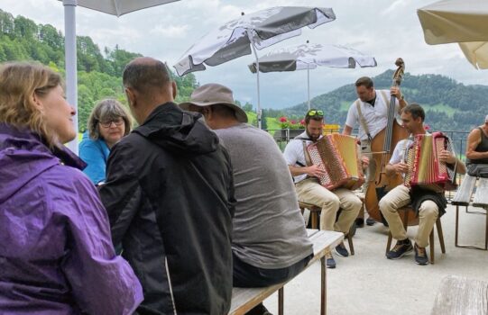 Das Trio Dezibel konnte die ersten Klänge auf der Gartenterrasse zum Besten geben, bevor heftiger Regen einsetzte. Bilder: zVg.